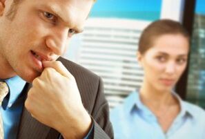 Un uomo pensa a un aumento del pene