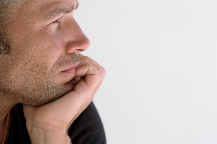 Un uomo sta pensando all'ingrandimento del pene