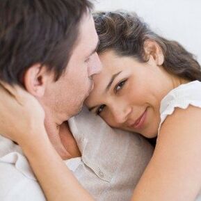 Donna con uomo con gel per l'ingrandimento del pene