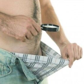 Un uomo si guarda giù e vuole ingrandire il suo pene con il gel