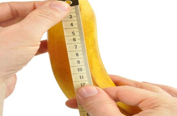 Misurare il pene prima dell'ingrandimento usando una banana come esempio